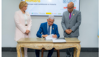 Ricardo de los Santos firma "Pacto Alimentación Primero"