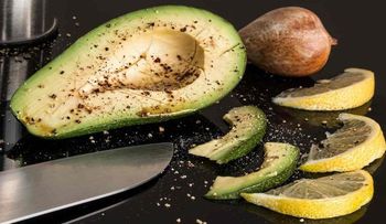 Revolucionarios secretos del aguacate para combatir plagas en tu jardín