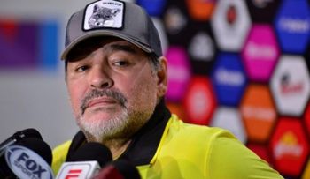 Maradona apenas puede caminar y su salud despierta gran incertidumbre 