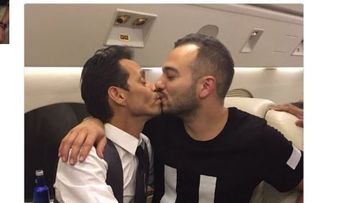 Marc Anthony ahora se besa con un hombre... ¡Y esto !           