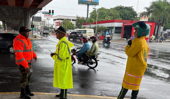 Autoridades supervisan vías por tormenta Melissa