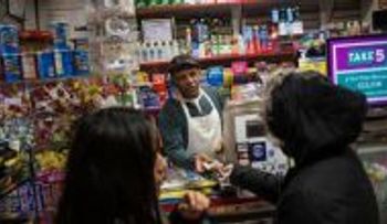Bodeguero dominicano mantiene refugio para desamparados en Brooklyn desde hace 14 años