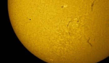 Mercurio parece apenas un punto al hacer tránsito solar