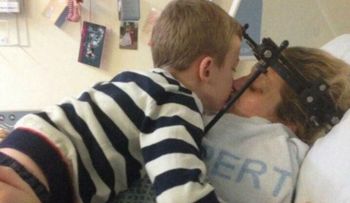 Su hijo le escribió este mensaje: â??Mamá, soy yo...te quiero mamiâ?, y la hizo despertar de un coma