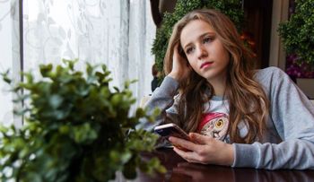 Adolescentes "atrapadas" por uso de redes sociales tienen doble probabilidad de padecer depresión 