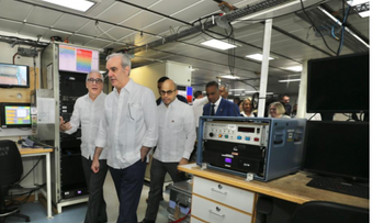 Abinader visita el buque RRS James Cook