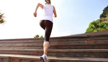  Subir y bajar escalera, fortalece tus glúteos, te da energía, mejora tu ritmo cardíaco y pulmonar 