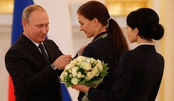 Putin condecora a los medallistas rusos y les regala un BMW