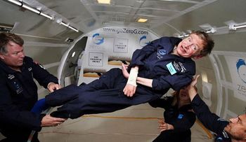 Stephen Hawking feliz por invitación de Richard Branson para viajar al espacio 
