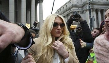 Taylor Swift le dona US$250 mil a la tambien cantante Kesha
