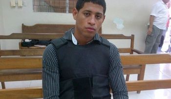 Mujer intenta matar en audiencia joven le ultimó hijo