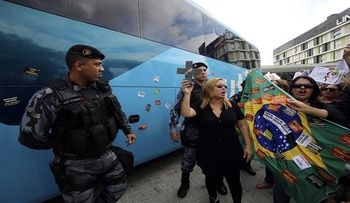 Asaltan el autobús de la selección brasileña: "¡No habrá Copa del Mundo!" 