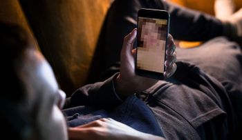 Un juez dice que merece buen trato por ser de "buena familia", adolescente que se grabó violando a una joven