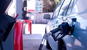 Suben RD$2.00 a las gasolinas y congelan los demás combustibles 