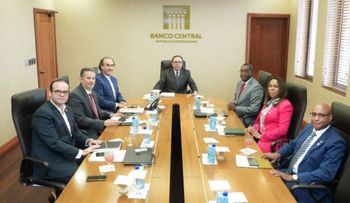 Gobernador BCRD recibe visita de Antonio Ciriaco Cruz, decano de Economía de la UASD