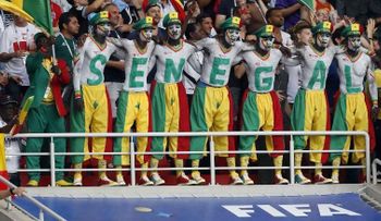 Fanáticos de Japón y Senegal ayudan a limpiar los estadios en el Mundial de Rusia 2018