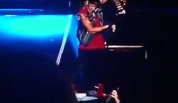 Video: Justin Bieber maltrata bandera de Argentina