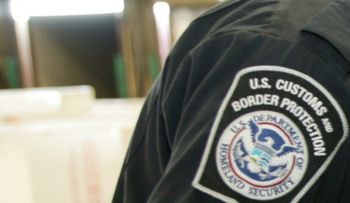 Un policía dominicano de aduanas es detenido por escoltar â??mulasâ? en aeropuerto de Estados Unidos 