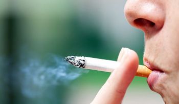 Los fumadores contaminan el ambiente aunque no estén fumando