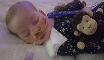Los padres de Charlie Gard quieren permiso para llevar a su bebé a morir a casa