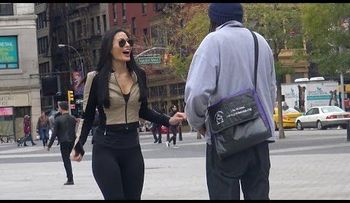 Todos querían estar con ella hasta que se quita los lentes (VIDEO)
