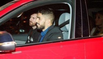 Luis Suarez sienta a esposa en asiento trasero de vehículo