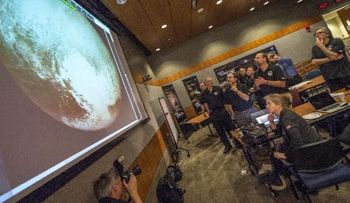 Plutón: Nave espacial pasa cerca de mundo congelado 