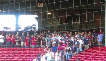 Gran ambiente en afueras del Fenway Park; hoy retirarán camiseta de David Ortiz