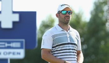 El golfista "amateur" sordo Allen John acaba empatado en segundo lugar en Alemania