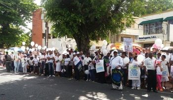 Grupo contra el aborto y matrimonio gay marcha hasta hotel hospeda ejecutivos de la OEA
