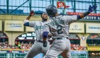 Pelotero dominicano Jean Segura â??se la va a la trompáâ? con el receptor Mike Zunino 