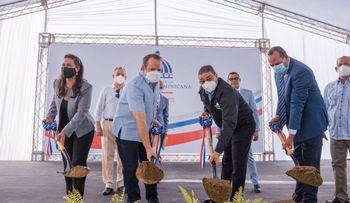 Gobierno da primer palazo para la construcción de un polideportivo y centro comunal en Villa la Mata, de Sánchez Ramírez