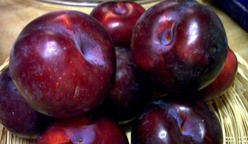Ciruelas y duraznos, nuevos aliados contra el síndrome metabólico