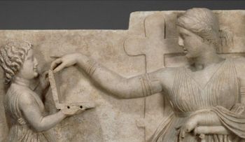 ¿Aparece un ordenador portátil en una escultura de 100 años a.C.?