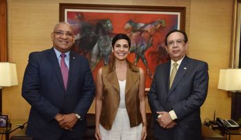 Pro-competencia visita al Gobernador Valdez Albizu y le entrega estudio sobre sector del transporte