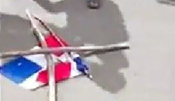 Persiguen para someter a la Justicia, grupo de haitianos ultrajó la bandera dominicana