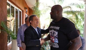 Leonel habla de baloncesto con Shaquille Oâ??Neal