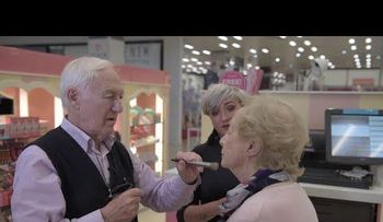 Hombre aprende a maquillar su esposa antes de que ella pierda la vista