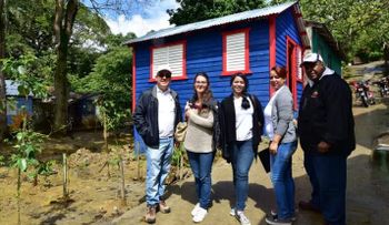 Voluntariado Bancentraliano dona un millón de pesos para la reconstrucción de viviendas en Salcedo