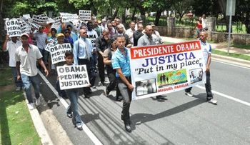 Marchan hasta Embajada EEUU para pedir respuesta caso prueba ADN errada de menor Ashley Familia