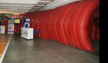 Construyen un colon gigante interactivo gigante en Paraguay para prevenir el cáncer colorrectal