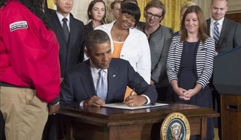 Obama firma ley sobre préstamos estudiantiles
