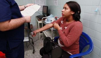 El virus del Zika está presente en muestras de saliva y orina