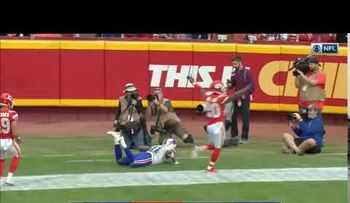  Un jugador de la NFL flota en el aire en pleno partido y deja perpleja a la Red