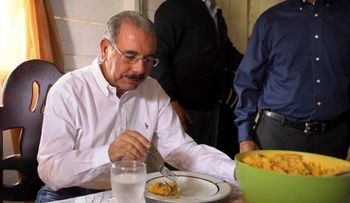 Medina come mangú de apio con arenque en humilde casa