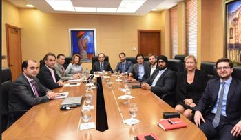 Gobernador del BCRD, Héctor Valdez Albizu, se reúne con grupo de inversionistas internacionales