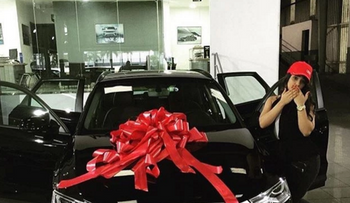 Mira el carro que le regaló el Poeta Callejero a su esposa