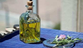 Alcohol de romero para eliminar las celulitis