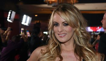  Detenida la actriz porno Stormy Daniels por dejarse tocar en un "striptease" 