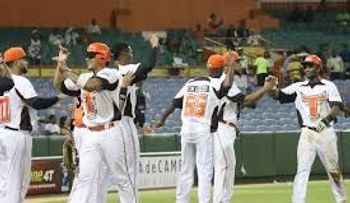 Final: Toros 5 Aguilas 3; Licey 3 Escogido 1; en proceso Estrellas 4, Gigantes 1